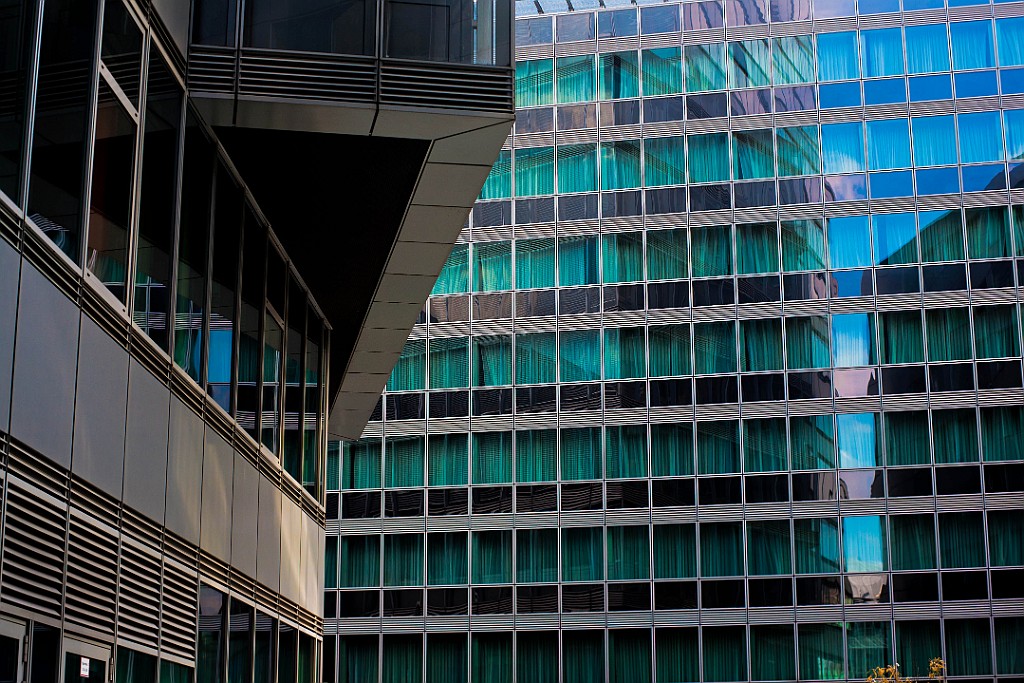 Glas-Metall-Architektur.jpg - Einsatz von Glas und Metall in der Außengestalltung von Gebäuden
