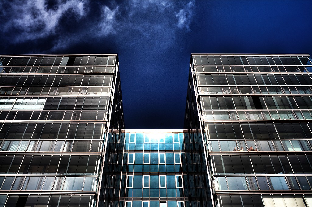 Hamburg_am_Traditionshafen.jpg - Fassade in der Hafencitiy am Traditionshafen.Knackblauer Himmel und ein in der Sonne strahlendes Gebäude.Tonemapping einer HDR Aufnahme mit Photomatix. 