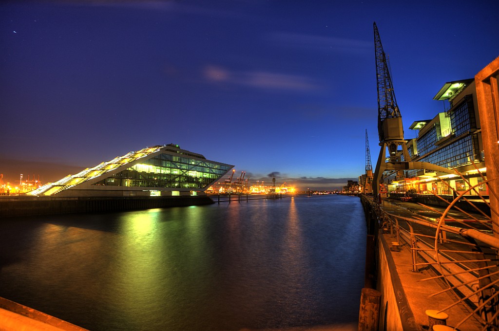 Nachtaufnahme.jpg - Dockland Hamburg bei Nacht.Samyang 14 mm / 2.8