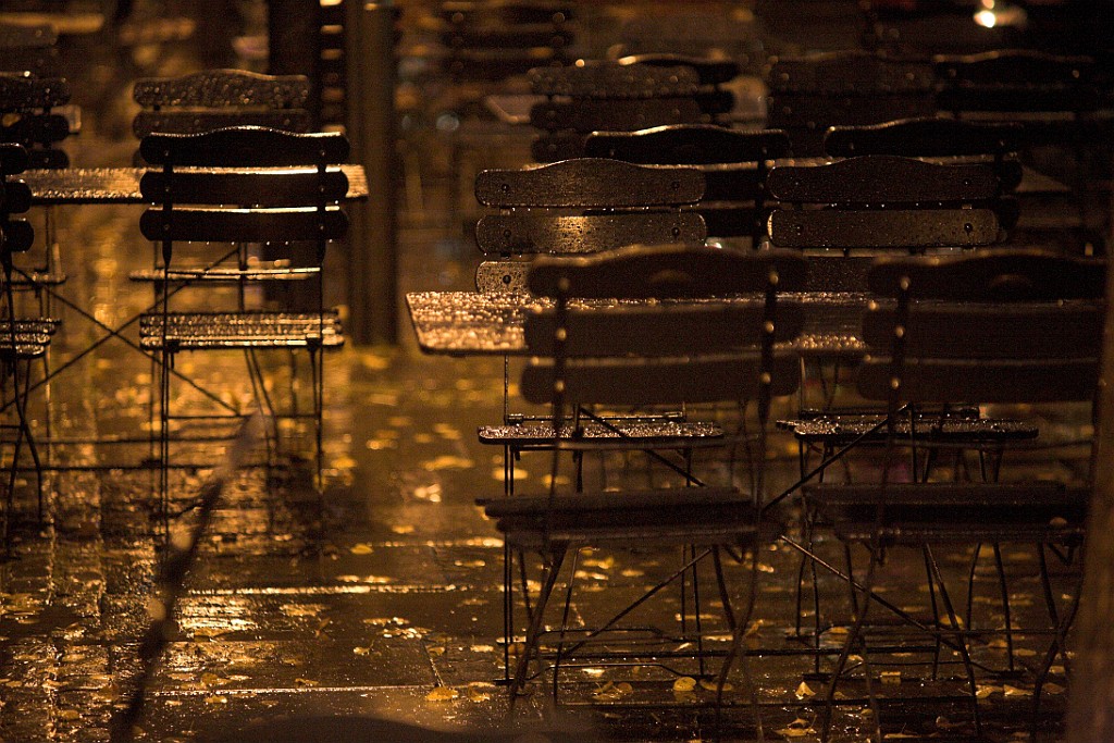 Vor_der_Kneipe_Regen.jpg - Vor einer Kneipe, Stühle und Tische im Regen bei Nacht.EOS 5 D mit Porst 135/1.8 bei Offenblende, freihand.